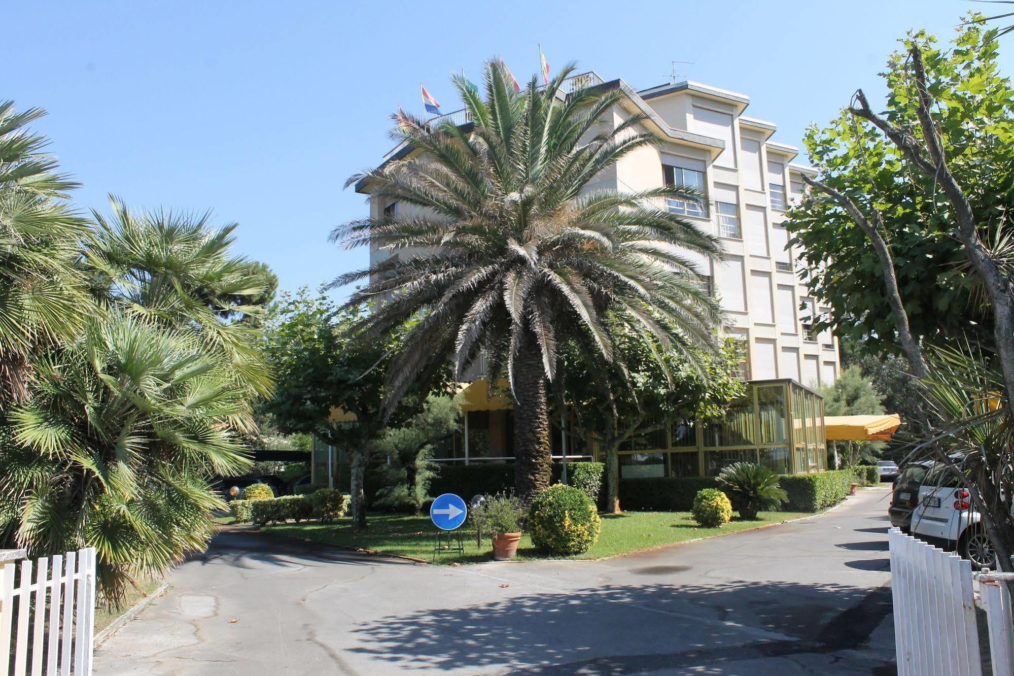 Hotel Brasilia Marina di Pietrasanta Buitenkant foto