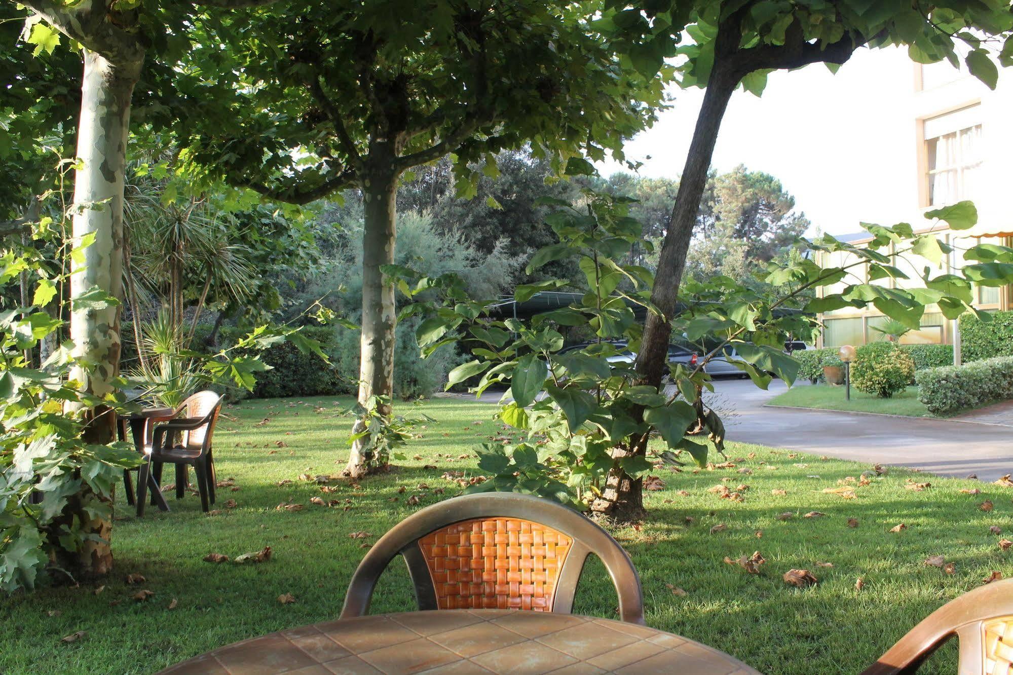 Hotel Brasilia Marina di Pietrasanta Buitenkant foto